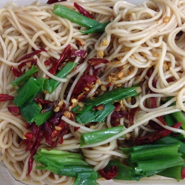 葱爆面—就是汪涵在天天向上里面做的那个啦