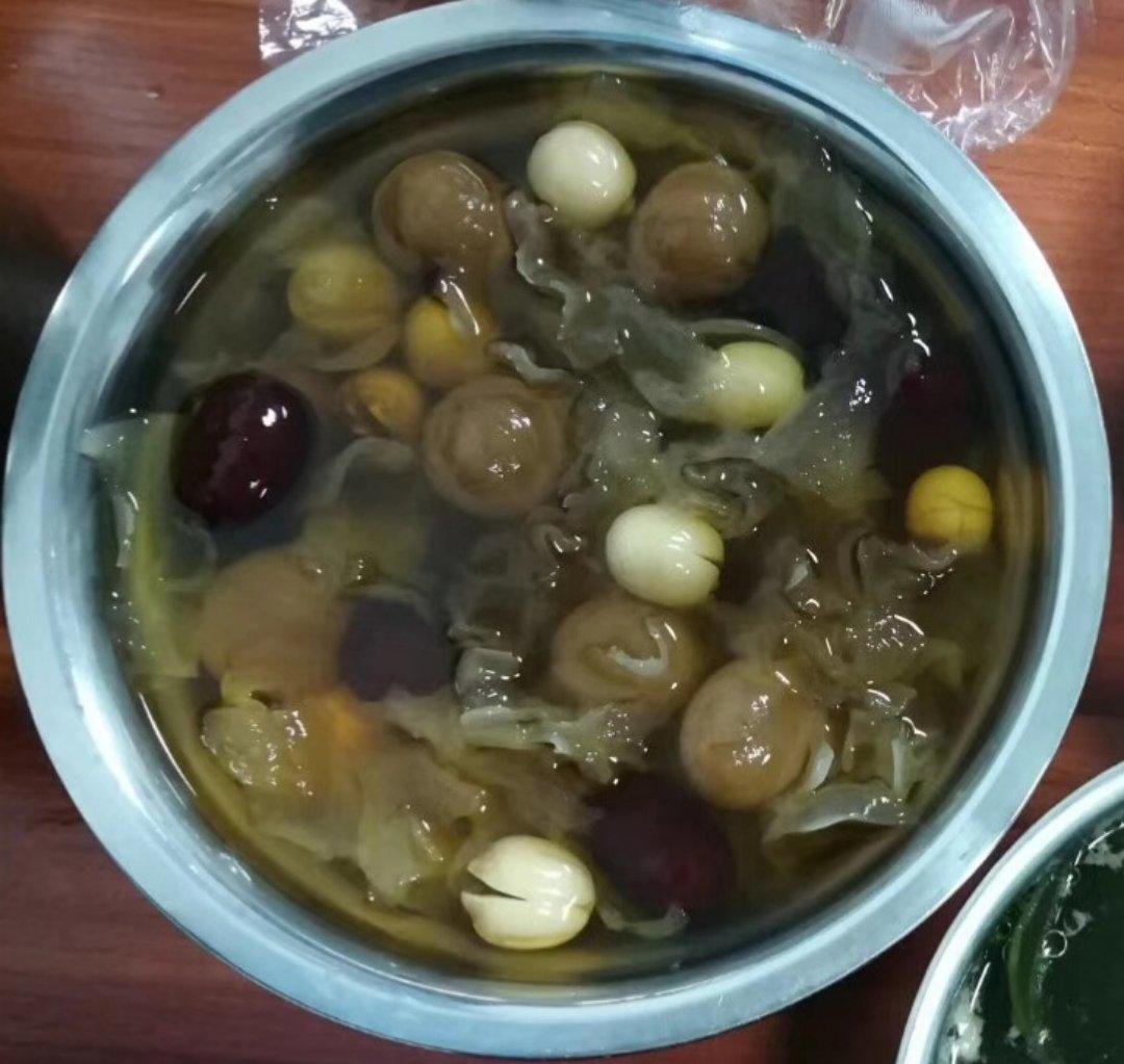 桂圆红枣银耳莲子羹（电饭锅版）