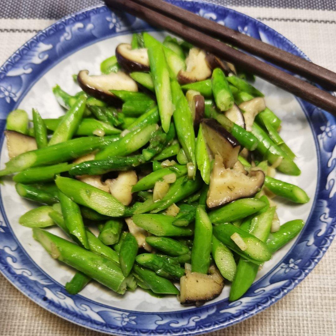 芦笋炒蘑菇