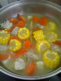胡萝卜玉米排骨汤