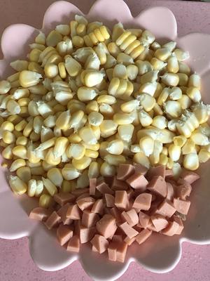 玉米粒炒火腿肠的做法 步骤1