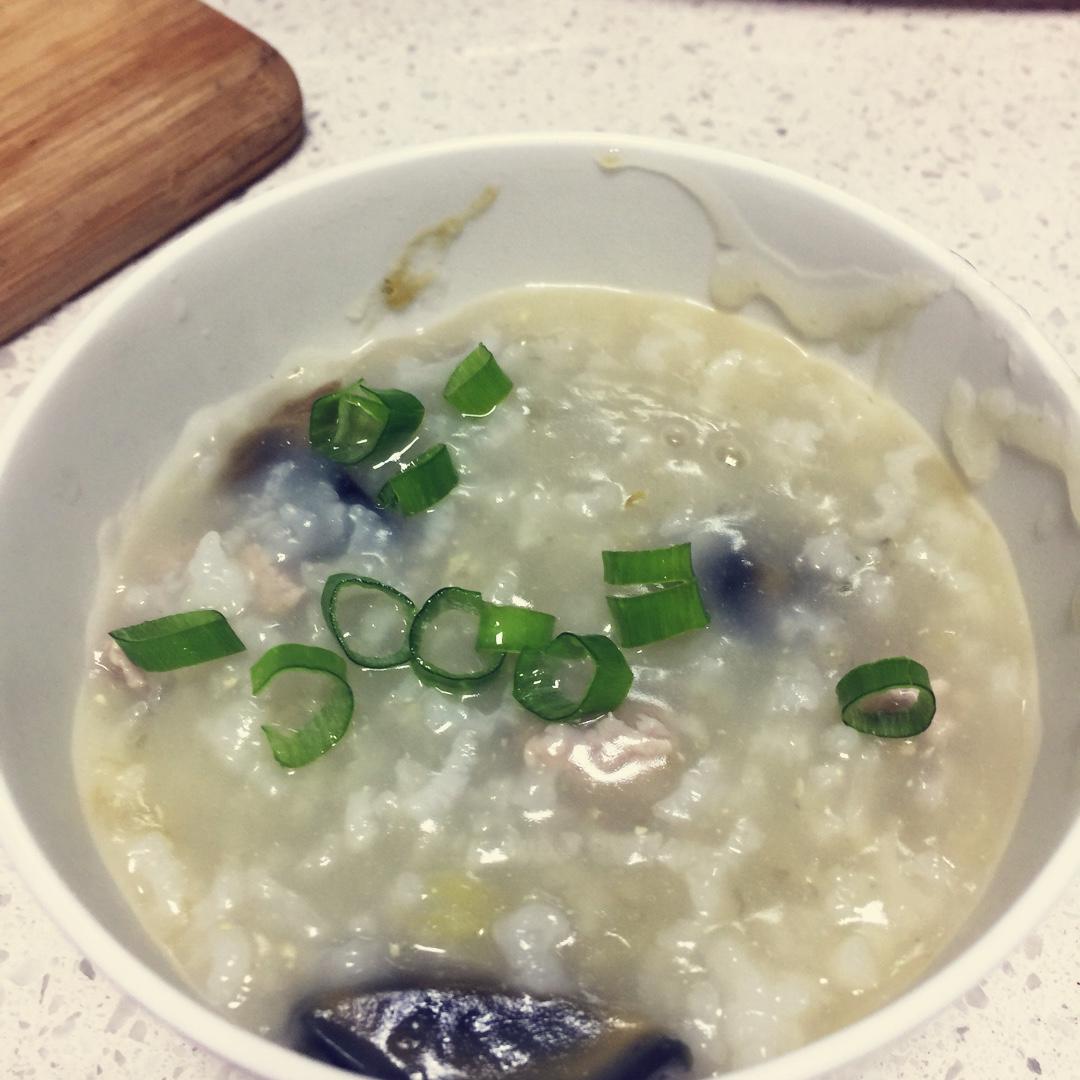 电饭煲版皮蛋瘦肉粥