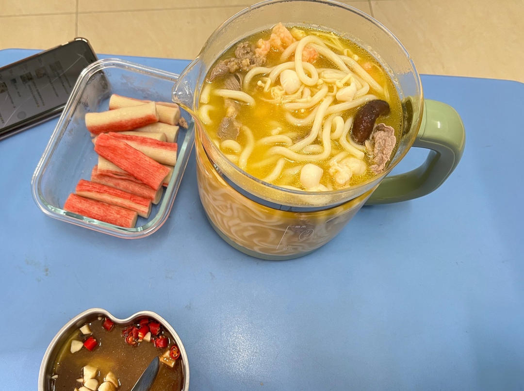办公室简餐酸汤肥牛乌冬