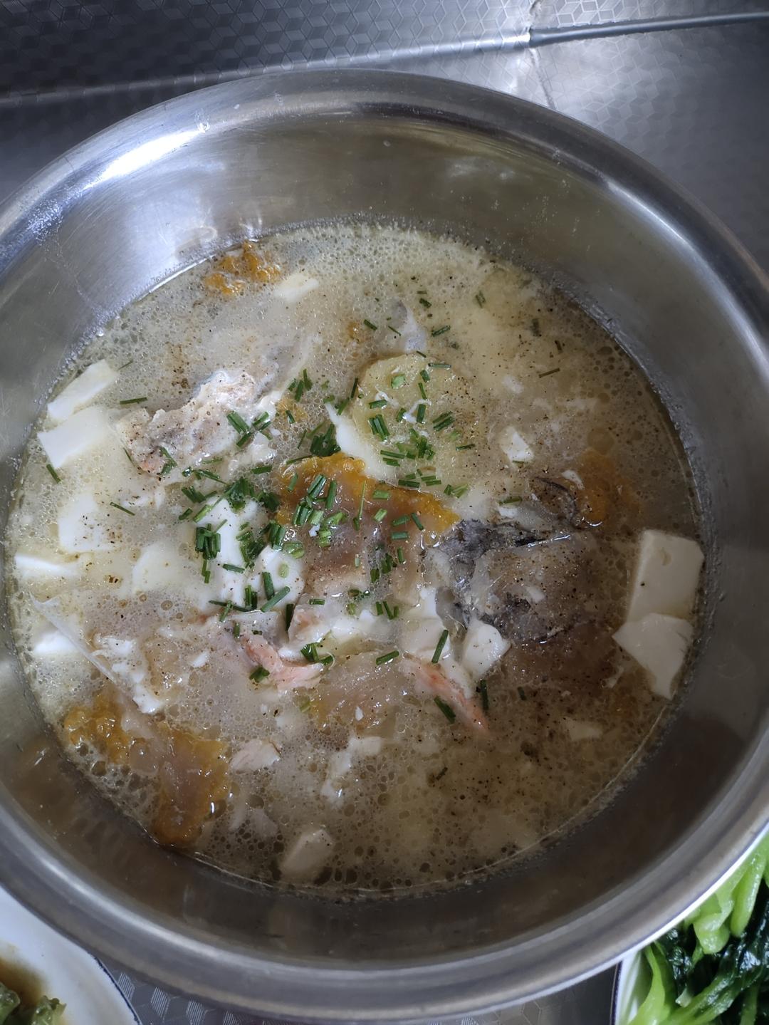三文鱼头豆腐汤，浓郁又治愈