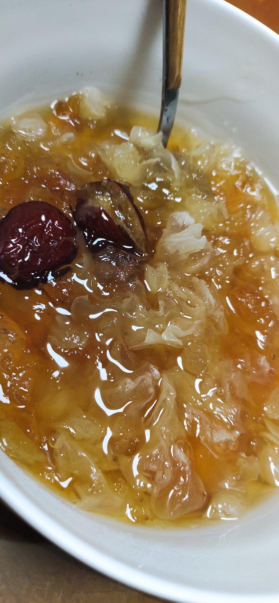 美容润肤 益气补血《桃胶皂角米百合银耳红枣羹》