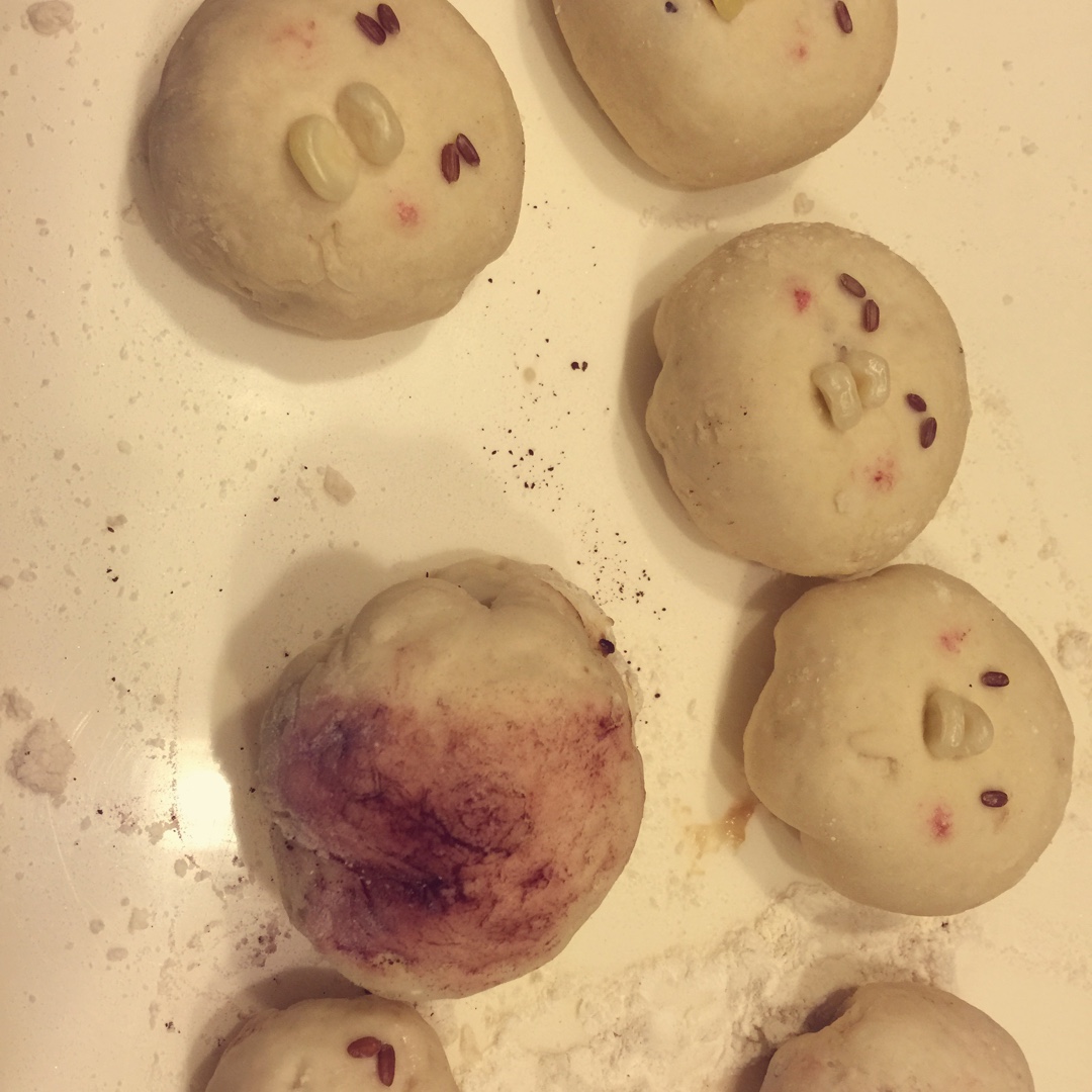 馒头。小黄鸡面包。超可爱羞涩。