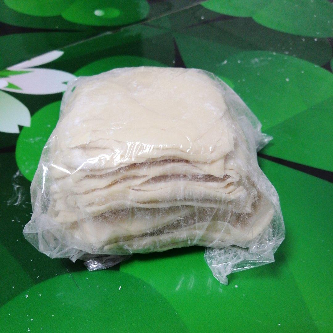 薄如蝉翼的手擀馄饨皮