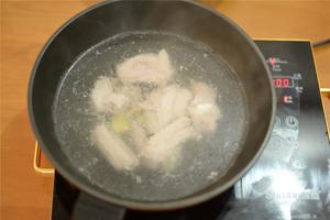 老黄瓜黄豆排骨汤的做法 步骤2