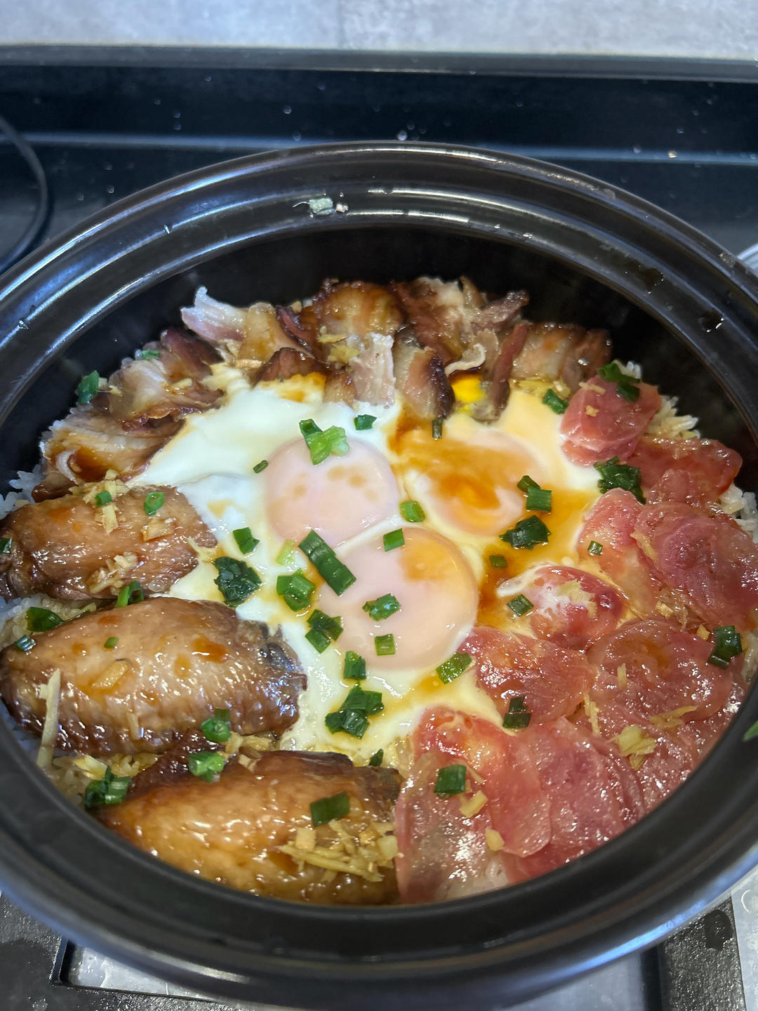 保姆级的「腊味煲仔饭2.0」加强版来了，地道老广味～