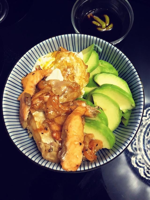 三文鱼牛油果拌饭