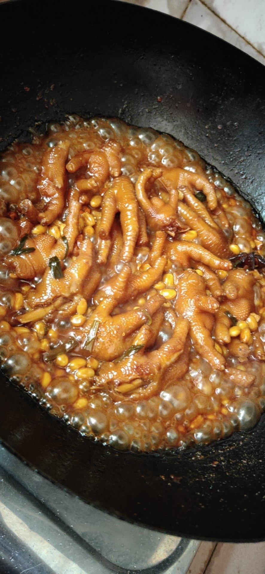 入口即化的黄豆焖鸡爪