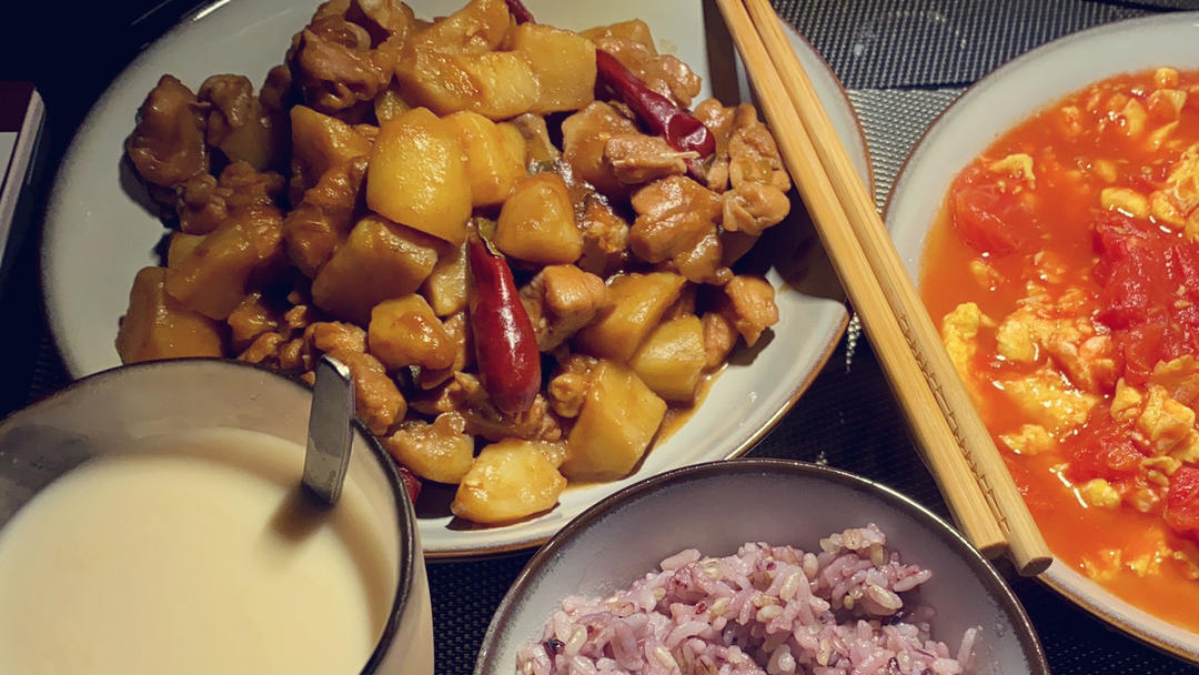 鸡腿炖土豆 上桌秒空盘 汤都喝干了！