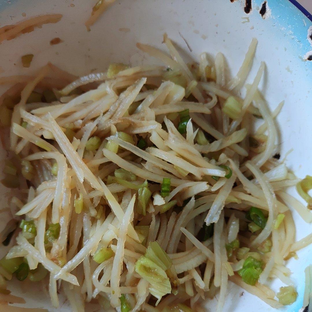 【土豆丝拌香芹苗】