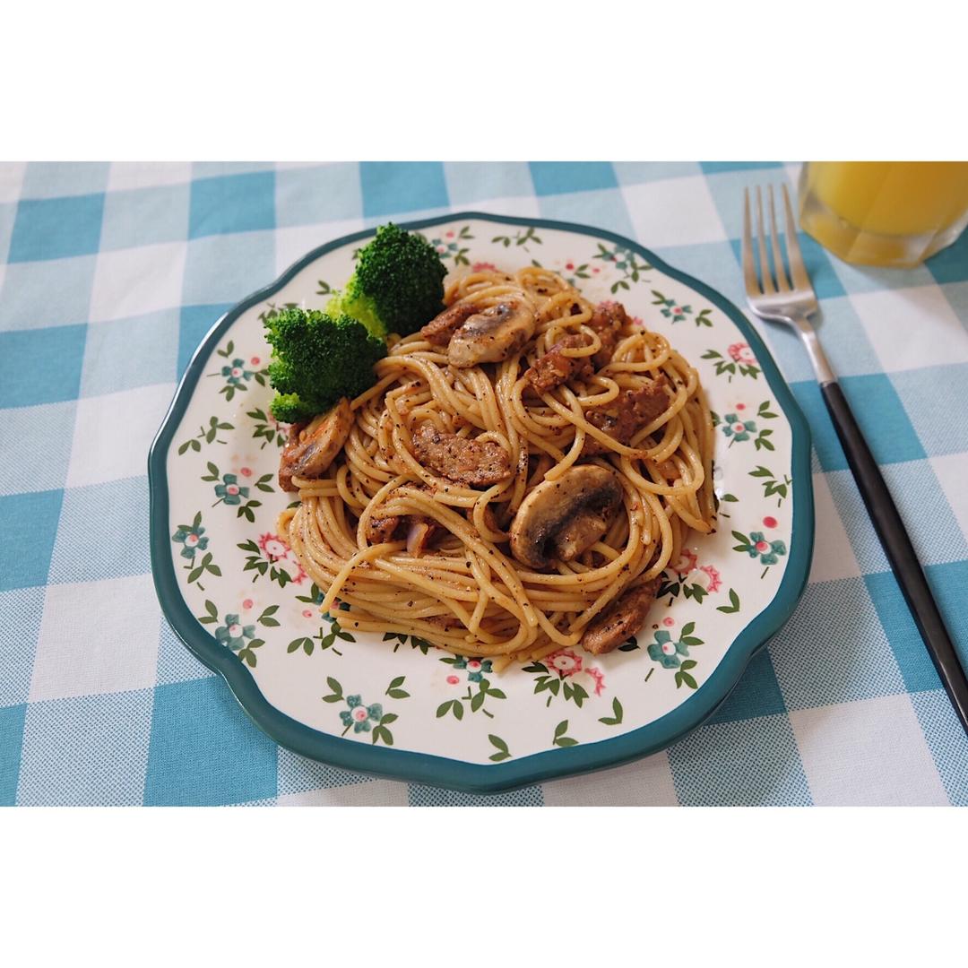 黑椒牛柳炒意面