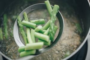 黑松露烧汁煎雪花牛肉的做法 步骤2