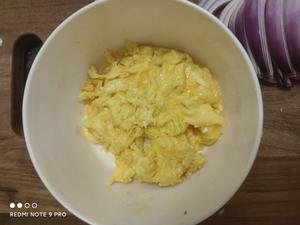 洋葱鸡蛋炒蟹棒的做法 步骤3