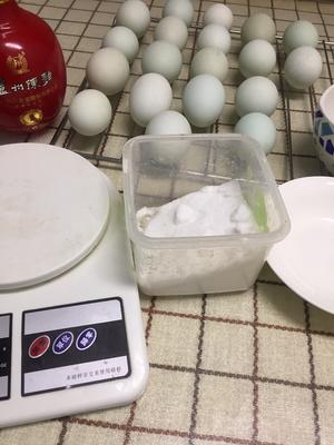 我觉得腌制14天的咸鸭蛋最好吃，蛋白不咸不浪费。的做法 步骤2