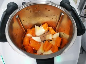 胡萝卜苹果热饮的做法 步骤2