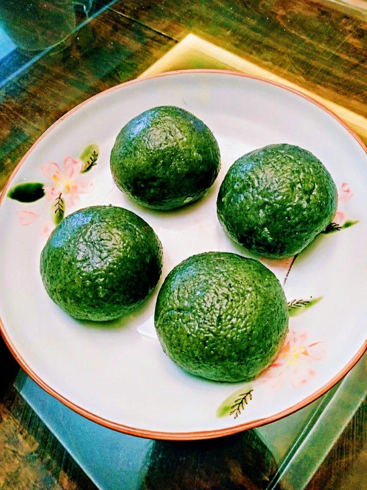 小朋友们喜欢的松仁腰果豆沙青团
