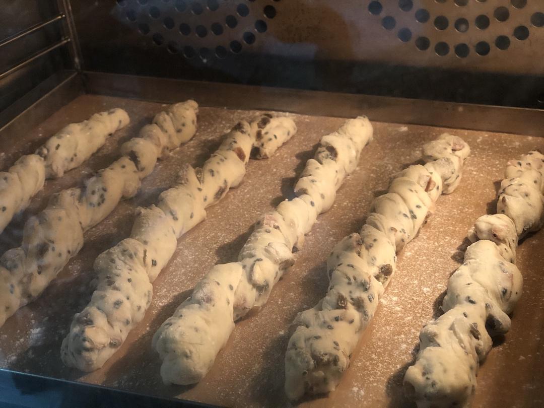 红酒葡萄干面包棒