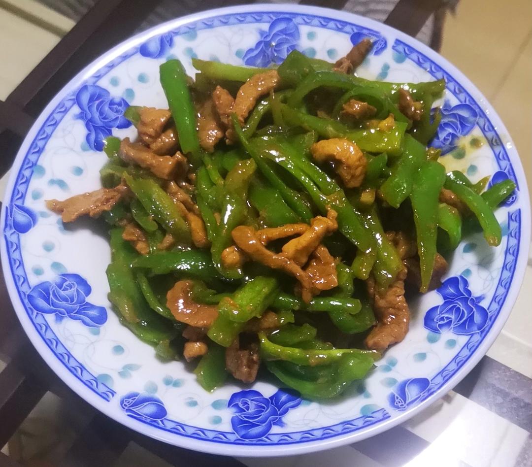 经典的家常菜，青椒炒肉丝，简单的食材也能做出如此美味
