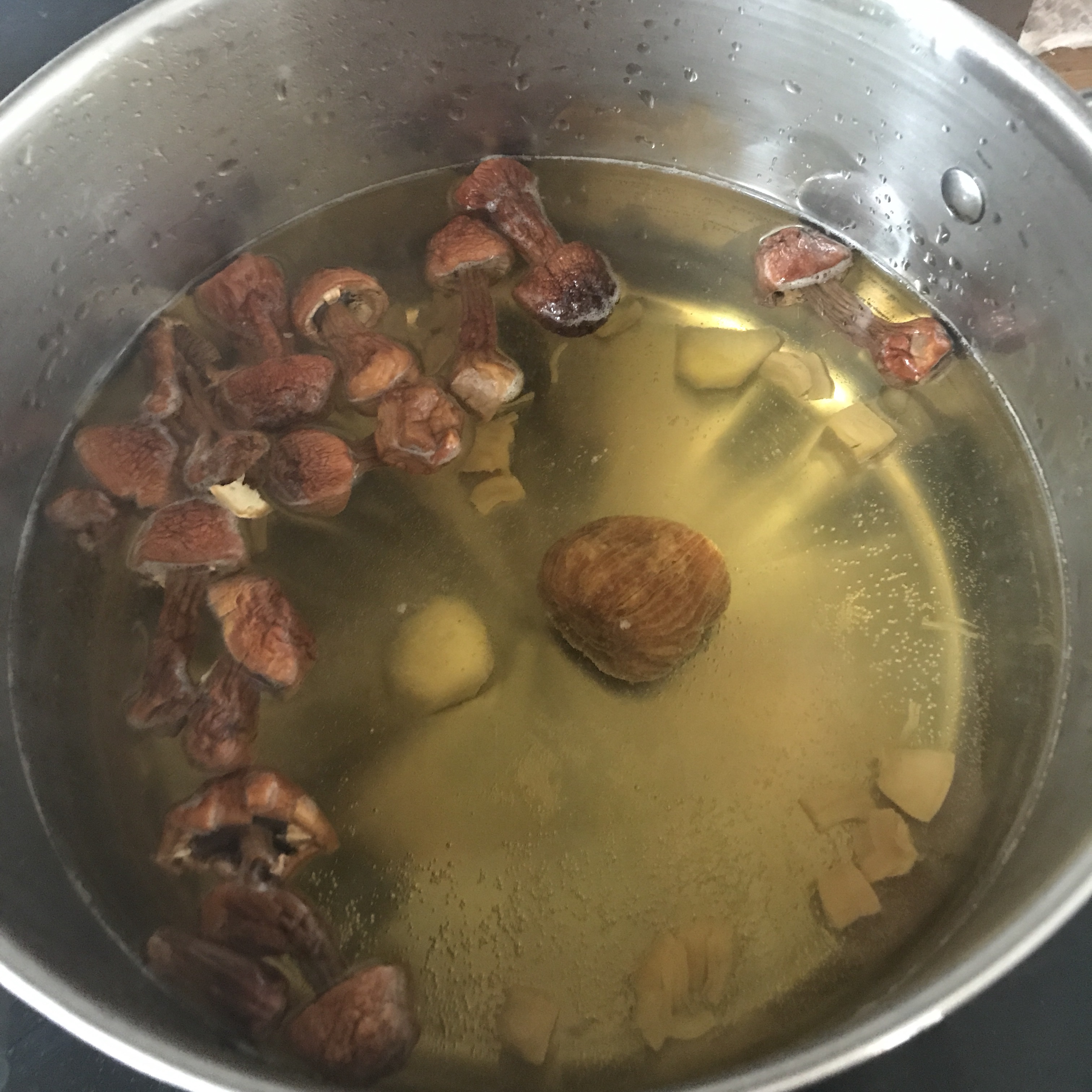 松茸排骨汤的做法 步骤3