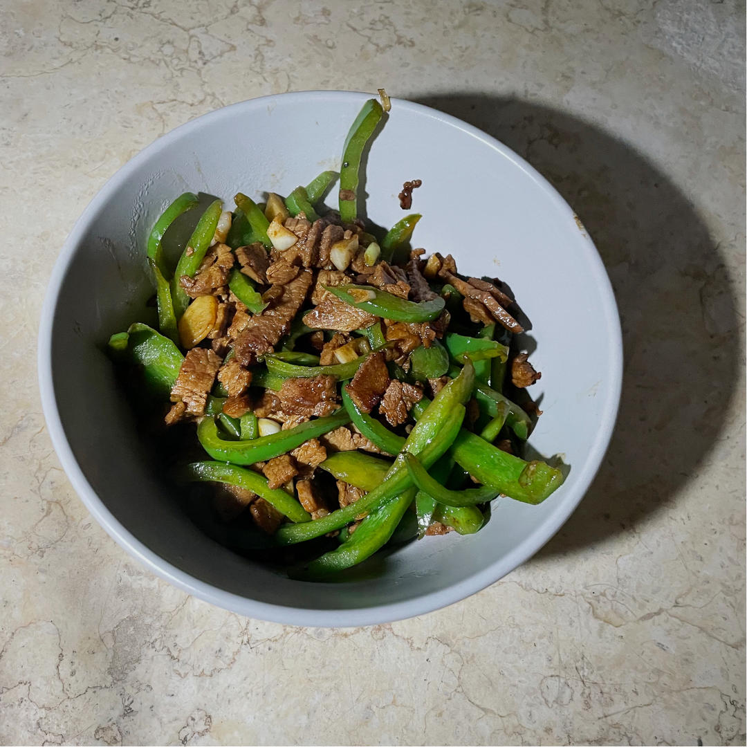 经典的家常菜，青椒炒肉丝，简单的食材也能做出如此美味