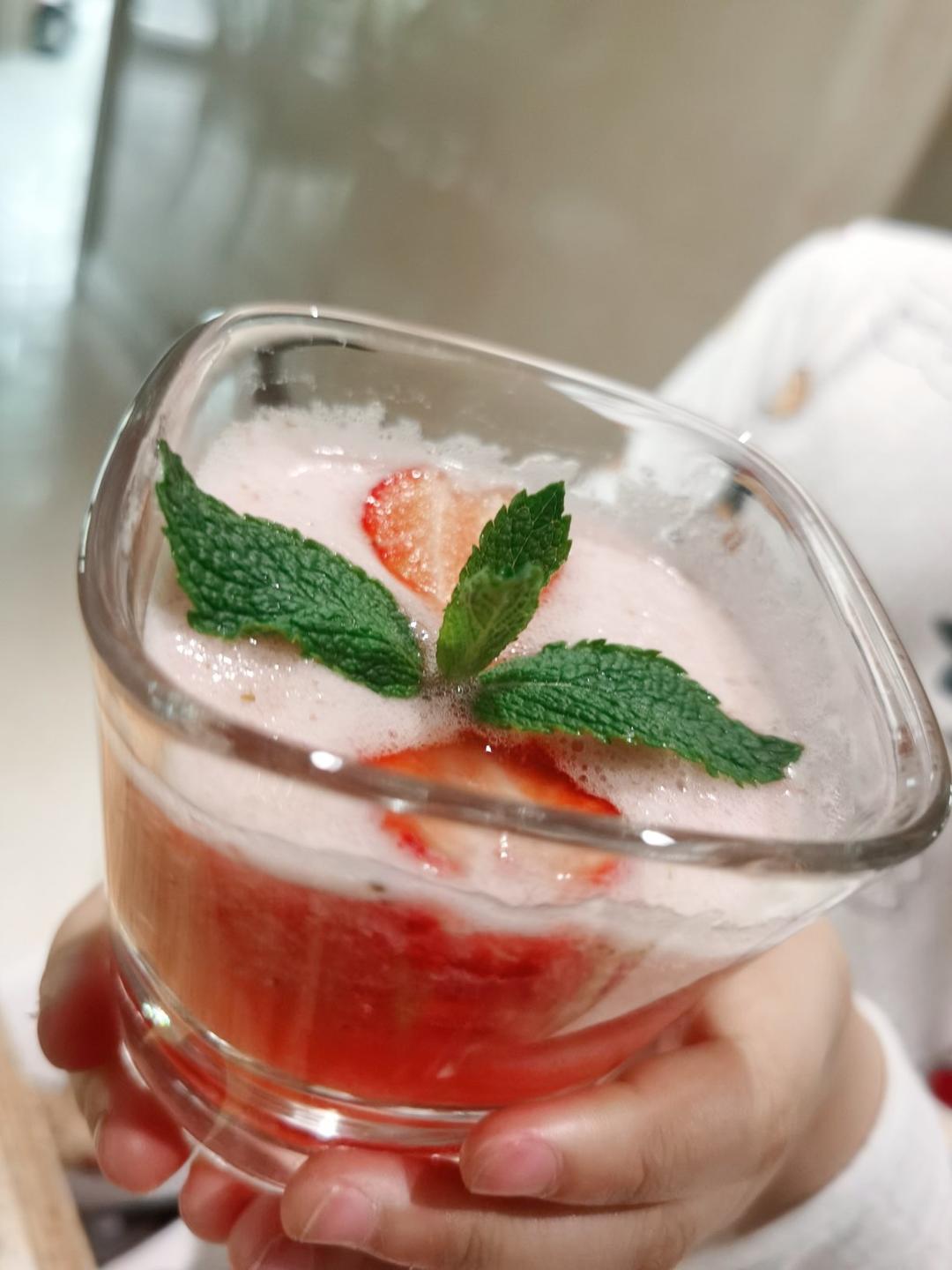 草莓气泡水