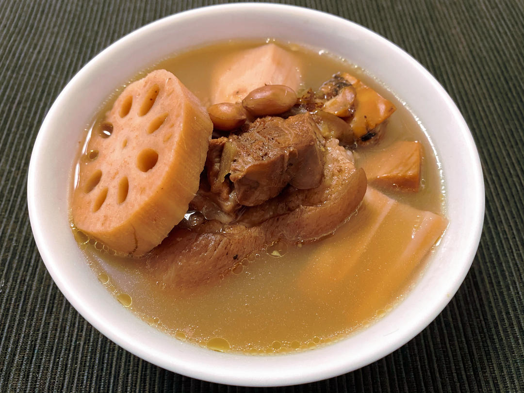 花生眉豆墨鱼煲莲藕汤