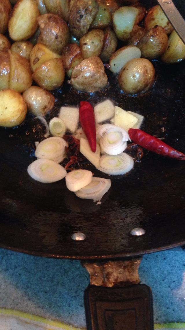 腊肉烧小土豆的做法 步骤7