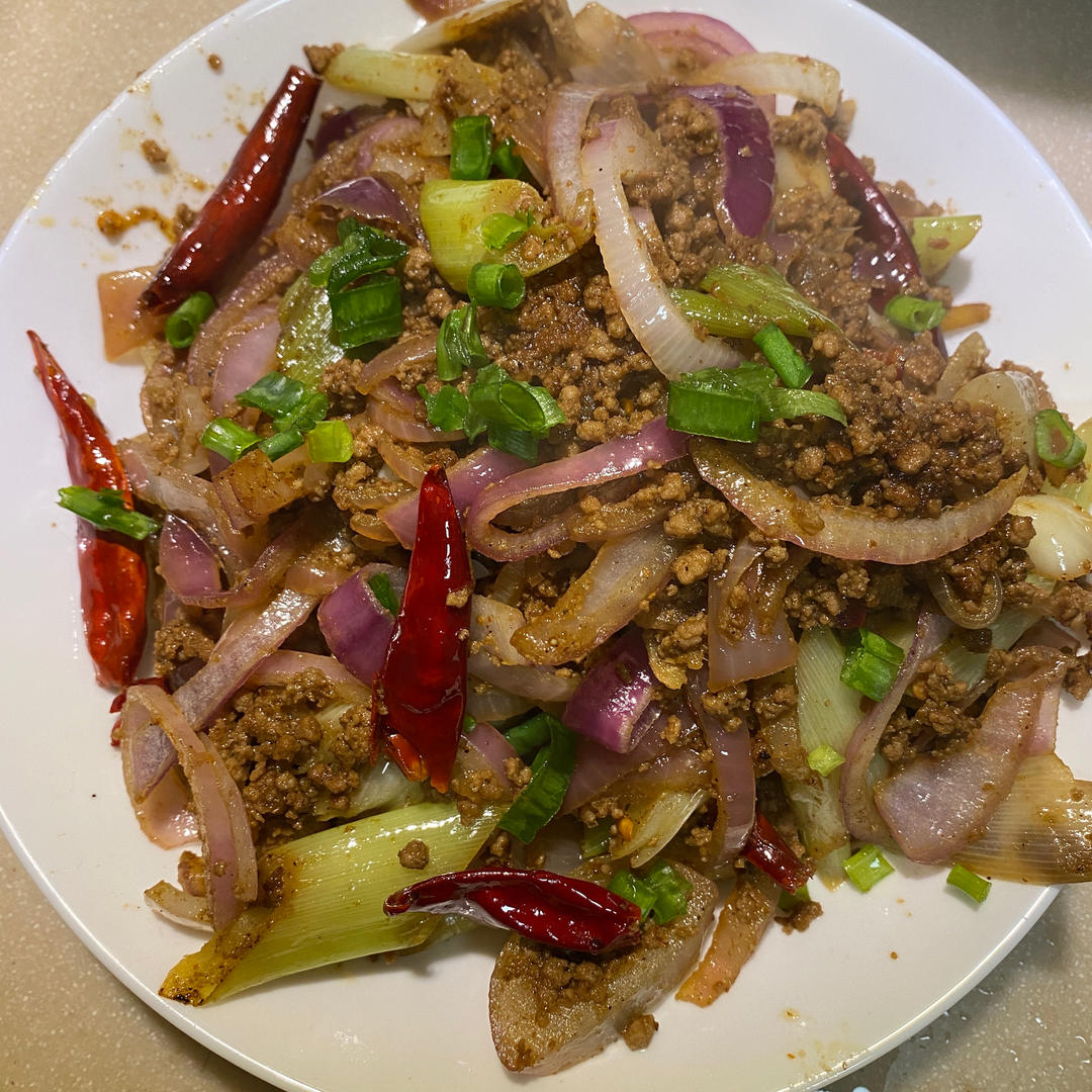 厨师长教你：“葱爆牛肉”的家常做法，葱香味浓郁先收藏起来