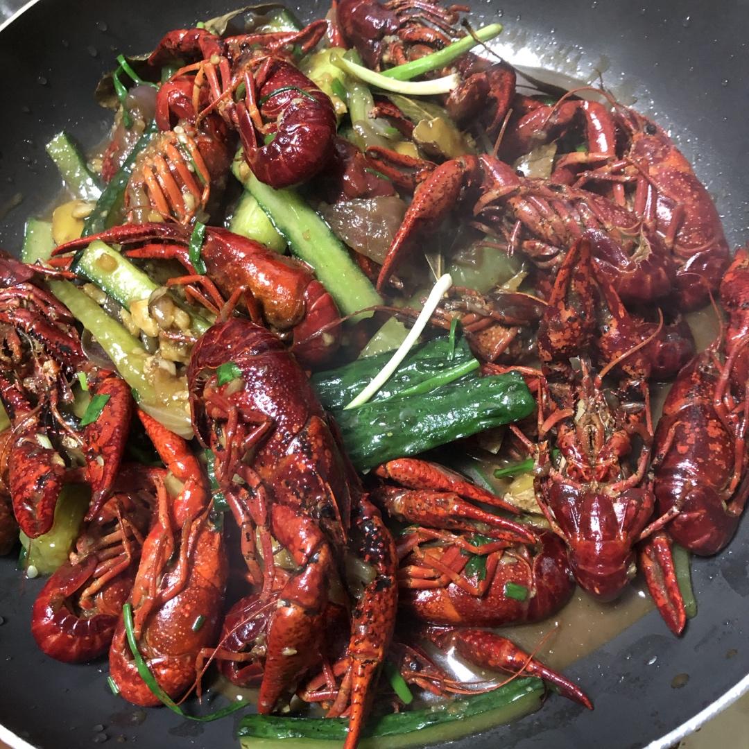 好吃到爆的蒜香小龙虾