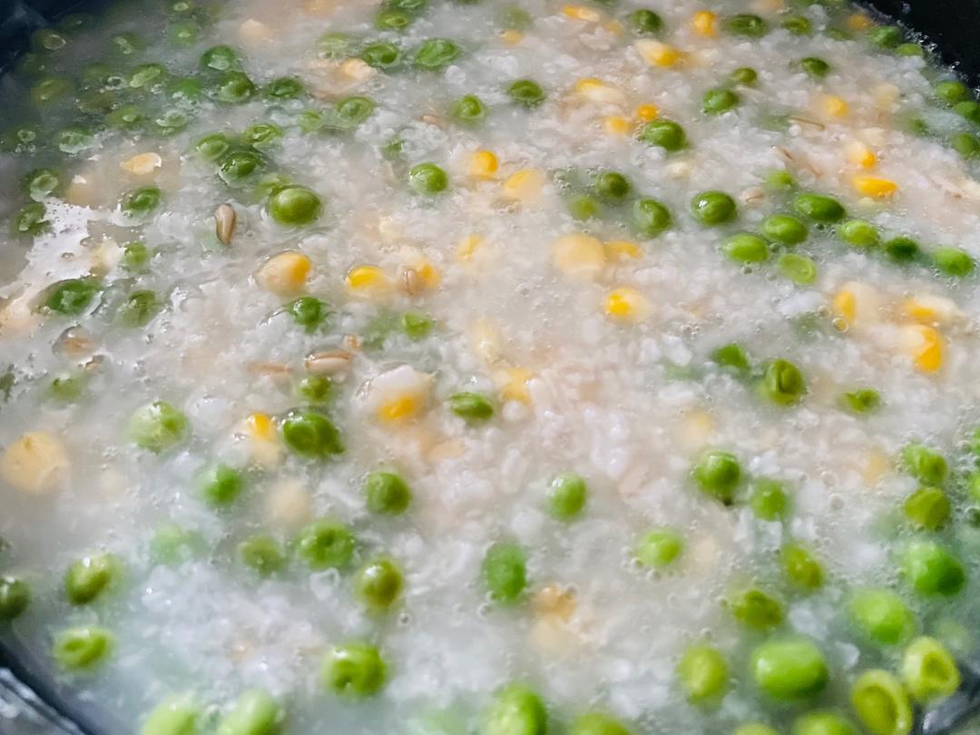 【夏日炎炎 有你超凉】清凉解暑的豌豆玉米稀饭