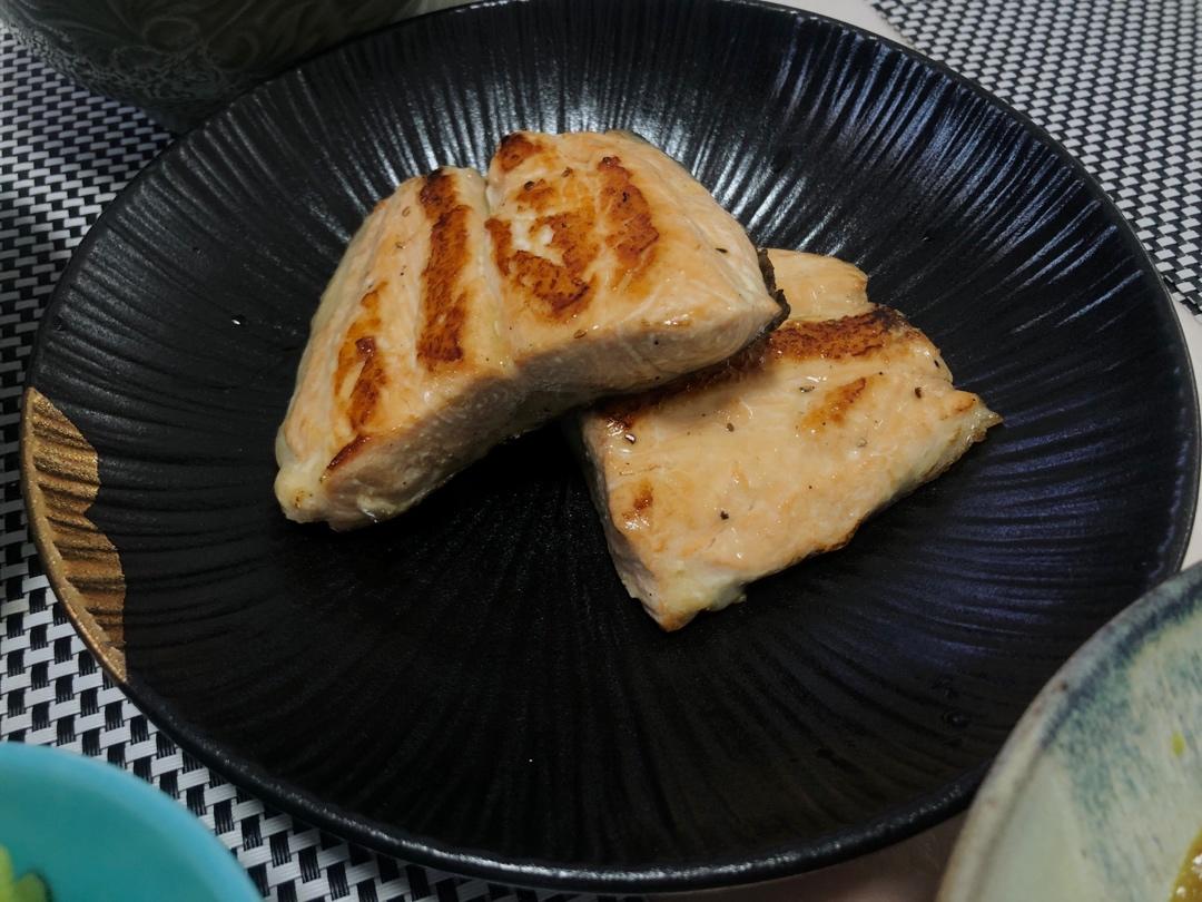 脆皮嫩肉——极致煎三文鱼