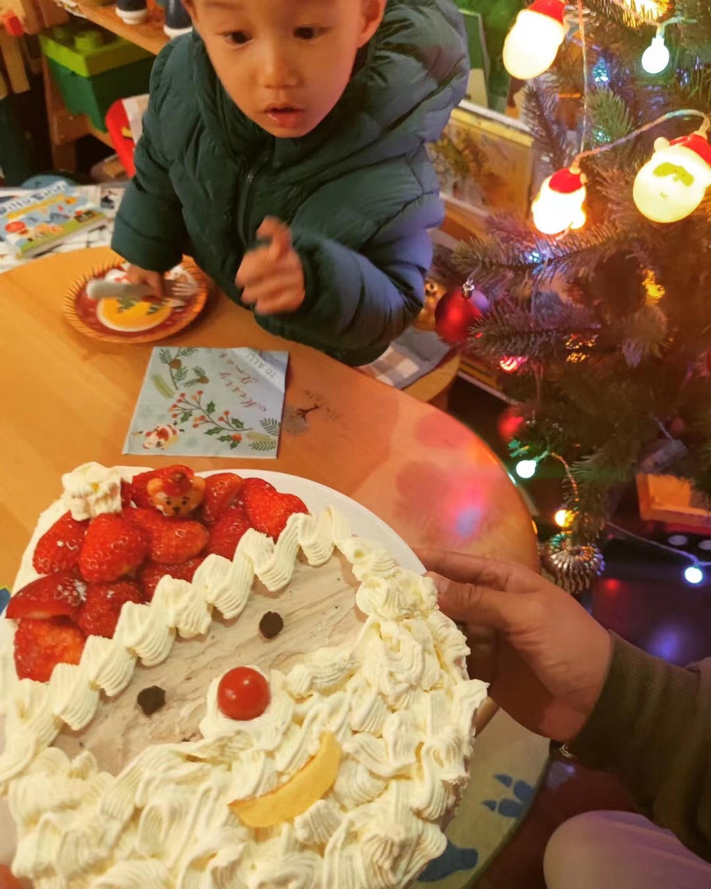 萌萌哒圣诞老人草莓奶油蛋糕