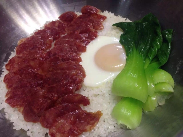 广式腊味煲仔饭