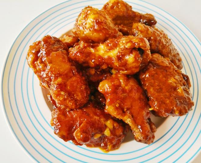 吃一口就停不下来的:韩式蜜汁炸鸡翅的做法