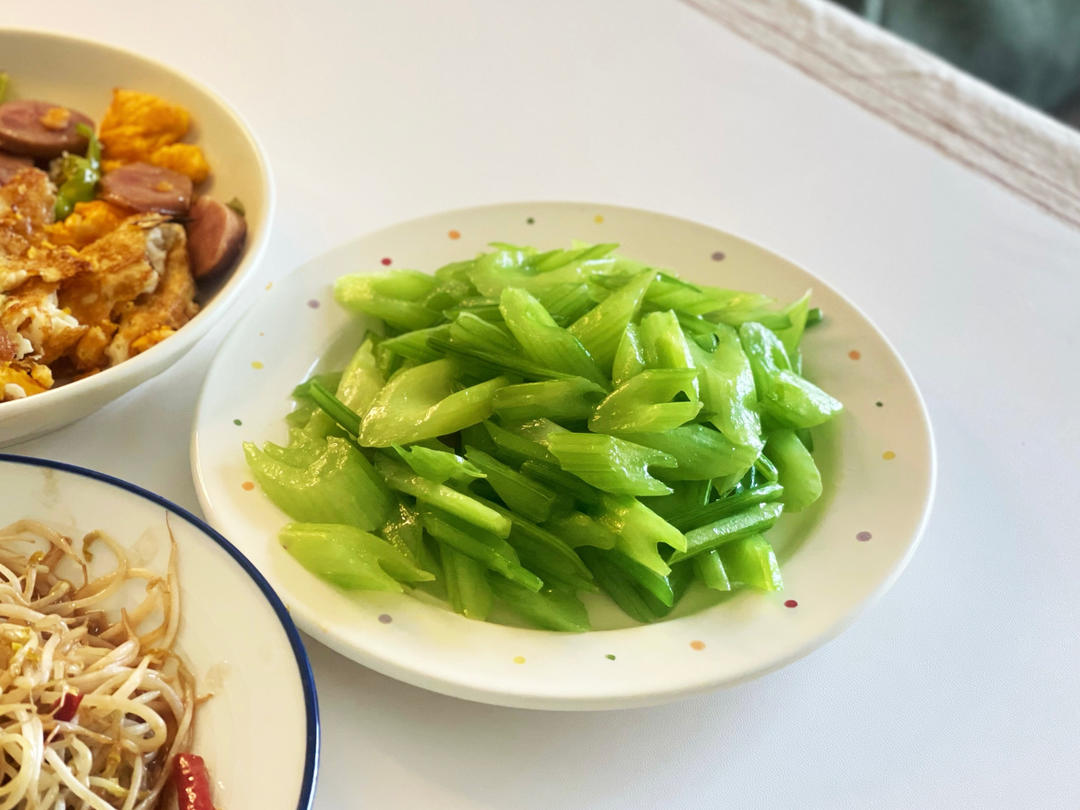怎样炒出饭店级别的幼嫩西芹（附正确的西芹处理手法）