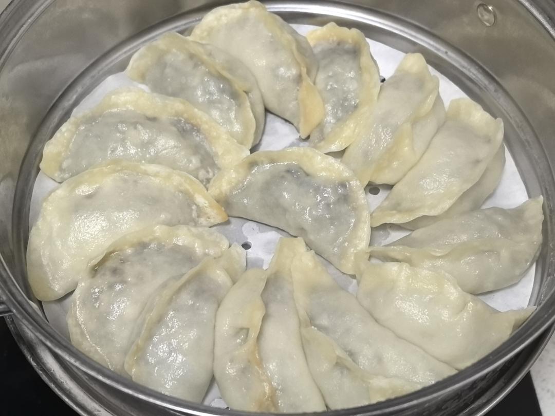 芹菜木耳酱肉蒸饺