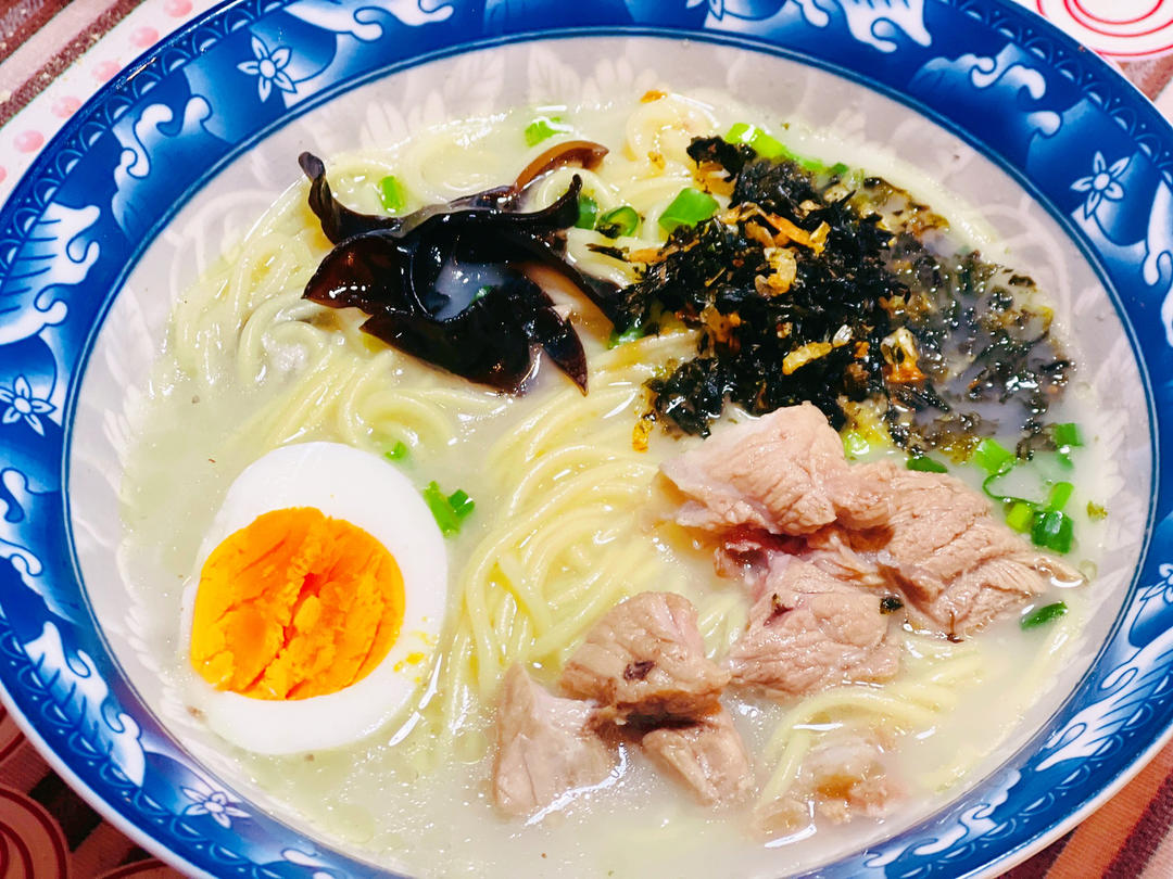 鲜香浓郁的豚骨拉面日式汤底