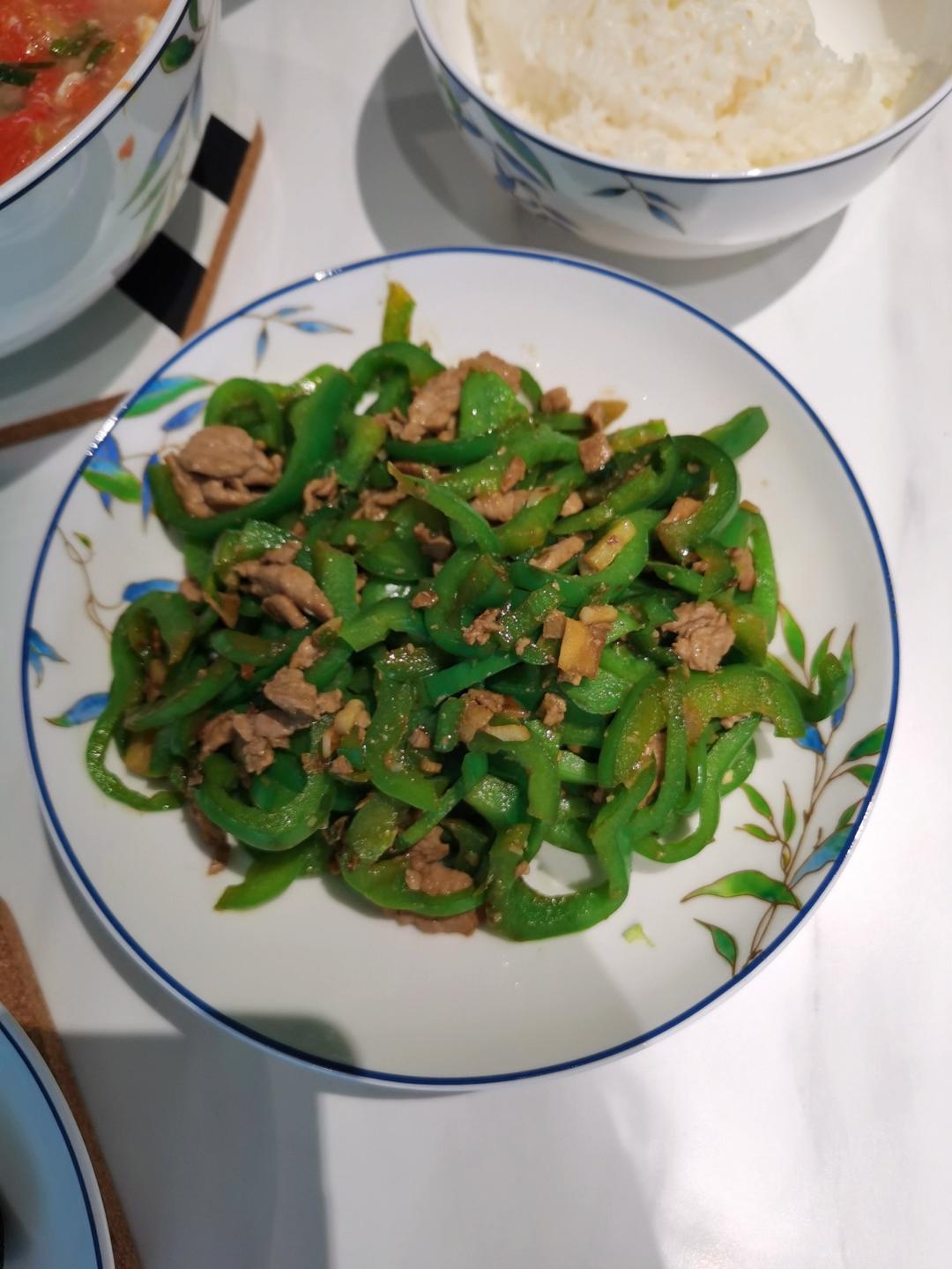 经典的家常菜，青椒炒肉丝，简单的食材也能做出如此美味