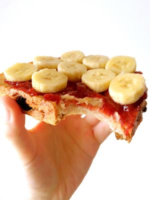 花生草莓酱香蕉三明治的做法 步骤4
