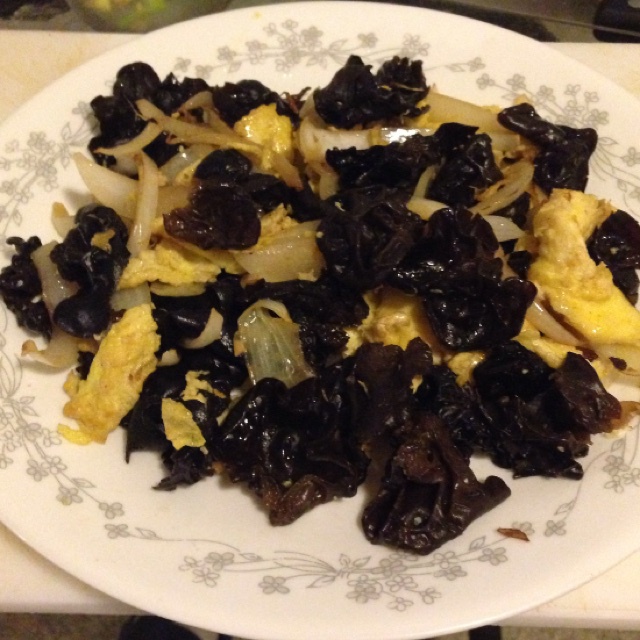 木耳炒鸡蛋 Wood ear Mushrooms with Egg