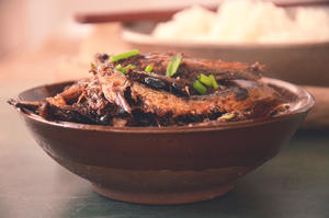 围山公社浏阳菜：豆豉香辣火焙鱼的做法 步骤5