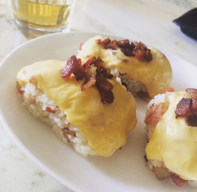 奶酪片烤饭团。