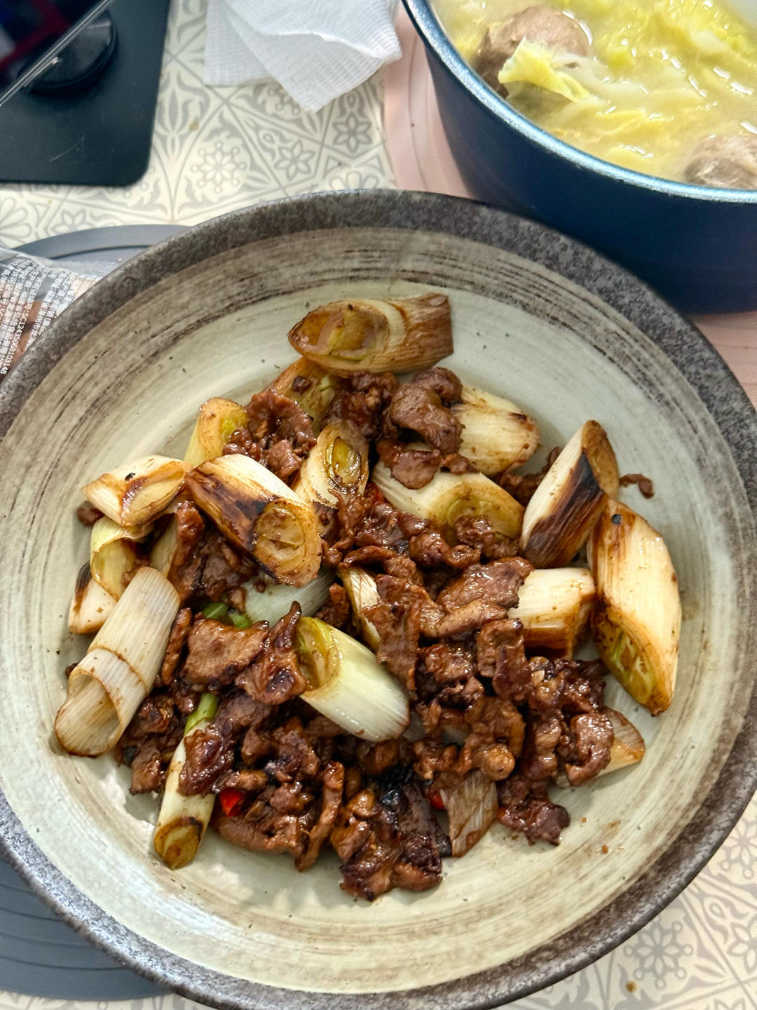 厨师长教你：“葱爆羊腿肉”的家常做法，葱香味浓，嫩而不膻