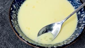 鲜奶炖蛋-超级香滑的夏日甜品的做法 步骤3