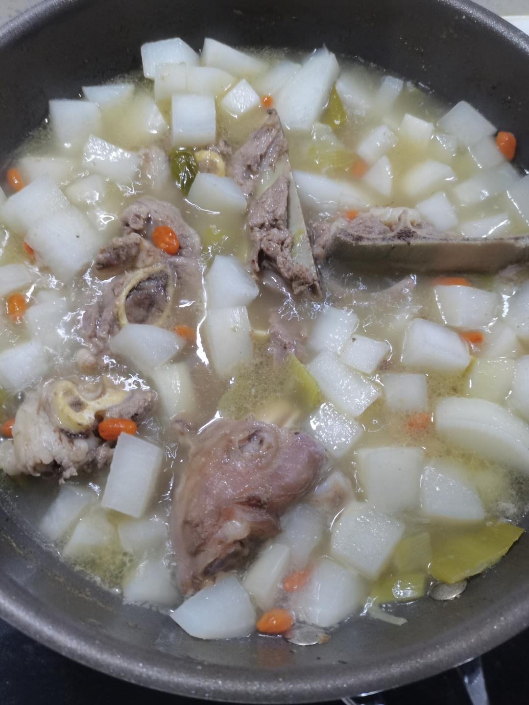 白萝卜炖羊腿