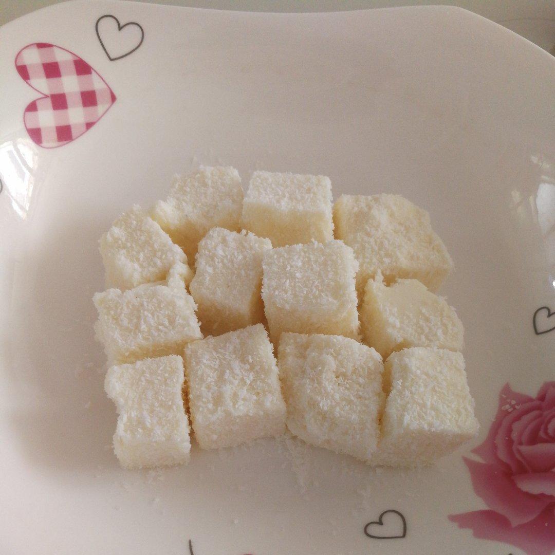 【视频】85度C 椰蓉牛奶小方～不用烤箱的夏日甜点