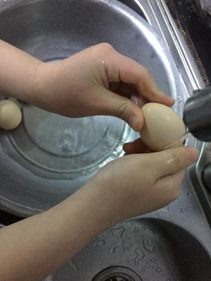 上巳节（农历三月三）荠菜花煮鸡蛋🥚（九岁儿童版）的做法 步骤1